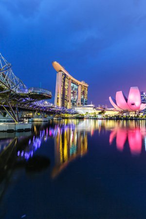 Téléchargez les photos : Marina Bay Skyline et Helix Bridge format portrait emblématique au crépuscule à Singapour - en image libre de droit