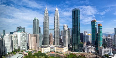 Foto de Rascacielos Petronas Twin Towers KLCC skyline panorama emblemático en Kuala Lumpur Malasia - Imagen libre de derechos