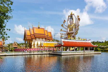 Téléchargez les photos : Temple Wat Plai Laem avec Dieu Guanyin Statue monument sur l'île de Ko Samui en Thaïlande - en image libre de droit