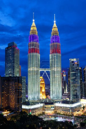 Foto de Rascacielos Petronas Twin Towers KLCC skyline en el formato vertical del crepúsculo en Kuala Lumpur Malasia - Imagen libre de derechos
