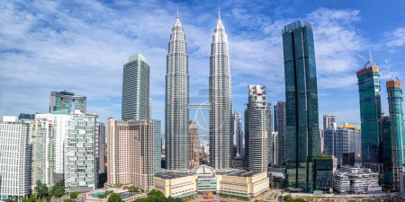 Foto de Rascacielos Petronas Twin Towers KLCC skyline panorama hito en Kuala Lumpur Malasia - Imagen libre de derechos