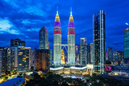 Foto de Rascacielos Petronas Twin Towers KLCC skyline al atardecer en Kuala Lumpur Malasia - Imagen libre de derechos