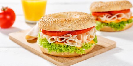 Téléchargez les photos : Sandwich bagel au jambon de poulet pour le petit déjeuner panorama - en image libre de droit