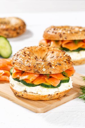Foto de Sandwich de Bagel con salmón y queso crema para el desayuno en formato retrato - Imagen libre de derechos