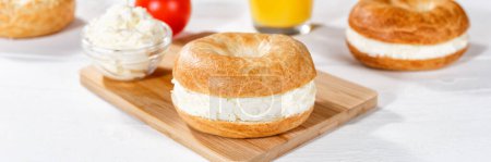Foto de Sandwich de bagel con queso crema fresco para el panorama del desayuno - Imagen libre de derechos
