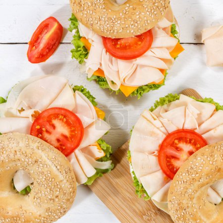 Foto de Sandwich de bagel con jamón de pechuga de pollo para el desayuno desde arriba - Imagen libre de derechos