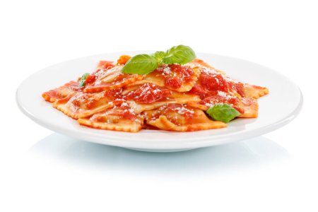 Téléchargez les photos : Farine de pâtes ravioli isolée sur un fond blanc d'Italie pour le déjeuner manger plat avec sauce tomate sur une assiette - en image libre de droit