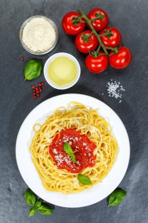 Foto de La comida de espagueti de Italia la pasta comen el almuerzo con la salsa de tomate de arriba en el formato del retrato de pizarra - Imagen libre de derechos