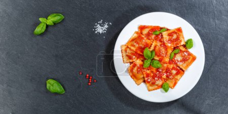 Téléchargez les photos : Repas de pâtes ravioli de l'Italie plat de déjeuner avec sauce tomate manger vue du dessus sur une assiette panorama copyspace copier l'espace - en image libre de droit