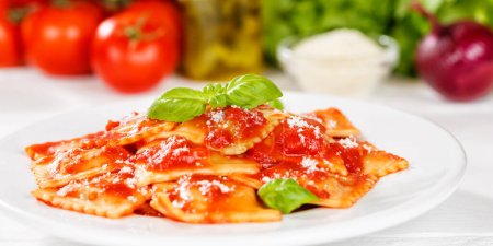 Téléchargez les photos : Ravioli pâtes repas de l'Italie manger pour le déjeuner plat avec sauce tomate sur une assiette panorama - en image libre de droit