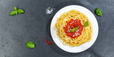Téléchargez les photos : Repas spaghetti d'Italie pâtes déjeuner avec sauce tomate d'en haut sur un panorama en ardoise avec espace de copie copyspace - en image libre de droit