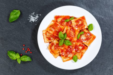 Ravioli Pasta Mahlzeit aus Italien Mittagessen essen mit Tomatensauce Draufsicht auf einem Teller