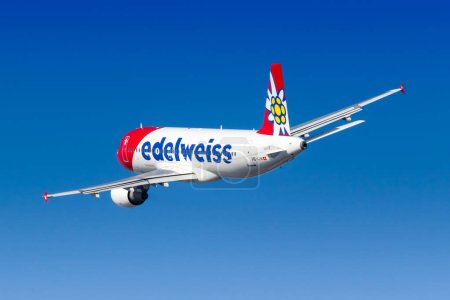 Téléchargez les photos : Funchal, Portugal - 17 septembre 2022 Avion Edelweiss Airbus A320 à l'aéroport de Funchal (FNC) au Portugal. - en image libre de droit