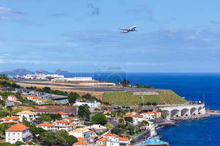 Foto de Funchal, Portugal - 13 de septiembre de 2022 Introduzca el avión Air Boeing 737 MAX 8 en el aeropuerto de Funchal (FNC) en Portugal. - Imagen libre de derechos