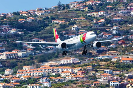 Foto de Funchal, Portugal - 14 de septiembre de 2022 TAP Air Portugal Airbus A330-900neo avión en el aeropuerto de Funchal (FNC) en Portugal. - Imagen libre de derechos