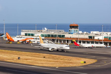 Foto de Funchal, Portugal - 12 de septiembre de 2022 Aviones en el aeropuerto de Funchal (FNC) en Portugal. - Imagen libre de derechos