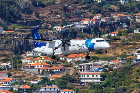 Foto de Funchal, Portugal - 16 de septiembre de 2022 Sata Air Acores De Havilland Canada Dash 8 Q400 avión en el aeropuerto de Funchal (FNC) en Portugal. - Imagen libre de derechos