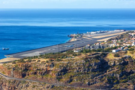 Foto de Funchal, Portugal - 14 de septiembre de 2022 Descripción general del aeropuerto de Funchal (FNC) en Portugal. - Imagen libre de derechos