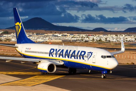 Foto de Lanzarote, España - 19 de septiembre de 2022 Ryanair Boeing 737-800 avión en el aeropuerto de Lanzarote (ACE) en España. - Imagen libre de derechos