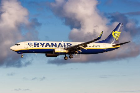 Foto de Lanzarote, España - 19 de septiembre de 2022 Ryanair Boeing 737-800 avión en el aeropuerto de Lanzarote (ACE) en España. - Imagen libre de derechos
