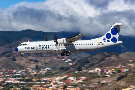 Foto de Tenerife, España - 22 de septiembre de 2022 CanaryFly ATR 72-500 avión en el aeropuerto de Tenerife Norte (TFN) en España. - Imagen libre de derechos