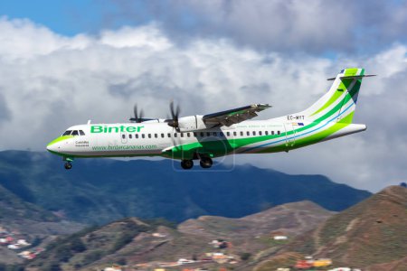 Téléchargez les photos : Tenerife, Espagne - 22 septembre 2022 Binter Canarias ATR 72-600 avion à l'aéroport de Tenerife Norte (TFN) en Espagne. - en image libre de droit