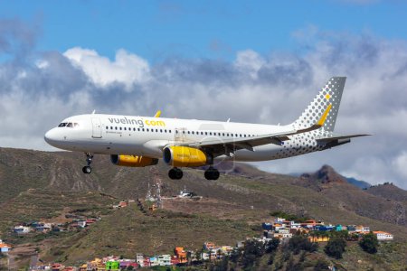 Foto de Tenerife, España - 22 de septiembre de 2022 Vueling Airbus A320 en el aeropuerto de Tenerife Norte (TFN) en España. - Imagen libre de derechos