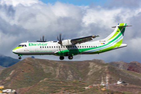 Foto de Tenerife, España - 22 de septiembre de 2022 Binter Canarias ATR 72-500 aeroplano en el aeropuerto de Tenerife Norte (TFN) en España. - Imagen libre de derechos