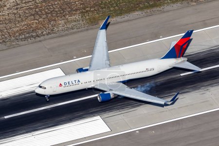 Téléchargez les photos : Los Angeles, États-Unis - 4 novembre 2022 Delta Air Lines Avion Boeing 767-300 (ER) à l'aéroport de Los Angeles (LAX) aux États-Unis Vue aérienne. - en image libre de droit