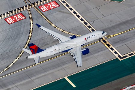 Foto de Los Ángeles, Estados Unidos - 4 de noviembre de 2022 Delta Air Lines Airbus A220-300 avión en el aeropuerto de Los Ángeles (LAX) en los Estados Unidos vista aérea. - Imagen libre de derechos