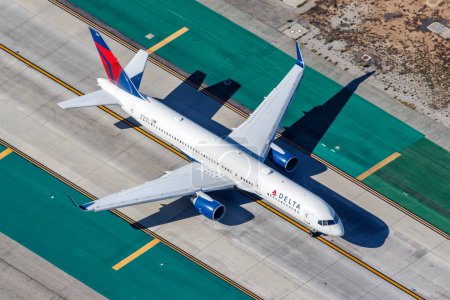 Foto de Los Ángeles, Estados Unidos - 4 de noviembre de 2022 Delta Air Lines Boeing 757-200 avión en el aeropuerto de Los Ángeles (LAX) en los Estados Unidos vista aérea. - Imagen libre de derechos