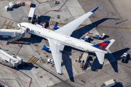 Foto de Los Ángeles, Estados Unidos - 4 de noviembre de 2022 Delta Air Lines Boeing 767-300 (ER) avión en el aeropuerto de Los Ángeles (LAX) en Estados Unidos vista aérea. - Imagen libre de derechos