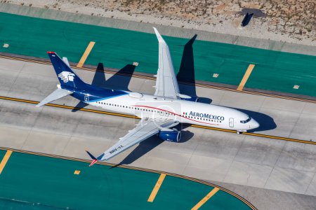 Foto de Los Ángeles, Estados Unidos - 4 de noviembre de 2022 AeroMéxico Boeing 737-800 avión en el aeropuerto de Los Ángeles (LAX) en Estados Unidos vista aérea. - Imagen libre de derechos