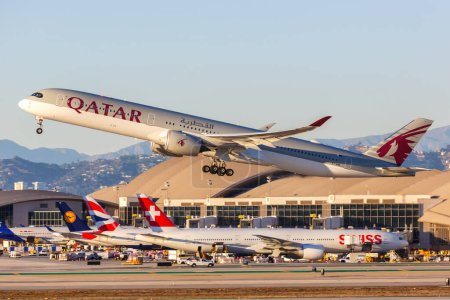 Foto de Los Ángeles, Estados Unidos - 3 de noviembre de 2022 Qatar Airways Airbus A350-1000 avión en el aeropuerto de Los Ángeles (LAX) en los Estados Unidos. - Imagen libre de derechos