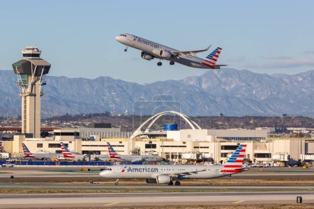 Foto de Los Ángeles, Estados Unidos - 3 de noviembre de 2022 American Airlines Airbus A321neo airplanes at Los Angeles airport (LAX) in the United States. - Imagen libre de derechos