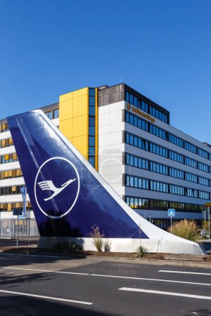 Téléchargez les photos : Francfort, Allemagne - 3 août 2022 Queue d'avion au siège de Lufthansa format portrait à l'aéroport de Francfort (FRA) en Allemagne. - en image libre de droit
