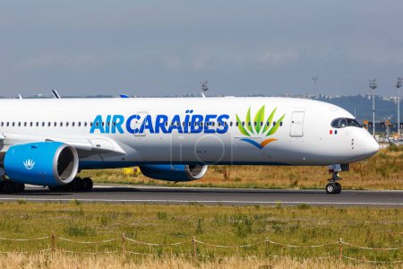 Foto de París, Francia - 4 de junio de 2022 Air Caraibes Airbus A350-1000 avión en el aeropuerto de París Orly (ORY) en Francia. - Imagen libre de derechos