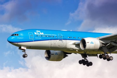 Foto de Ámsterdam, Países Bajos - 8 de octubre de 2022 KLM Boeing 777-200ER avión en el aeropuerto de Amsterdam Schiphol (AMS) en los Países Bajos. - Imagen libre de derechos