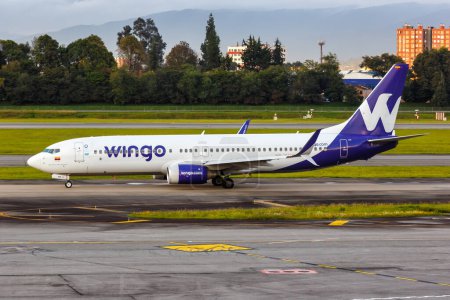 Foto de Bogotá, Colombia - 20 de abril de 2022 Wingo Boeing 737-800 avión en el aeropuerto de Bogotá (BOG) en Colombia. - Imagen libre de derechos