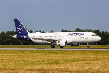 Foto de Hamburgo, Alemania - 13 de agosto de 2022 Lufthansa Airbus A320 avión en el aeropuerto de Hamburgo (HAM) en Alemania. - Imagen libre de derechos