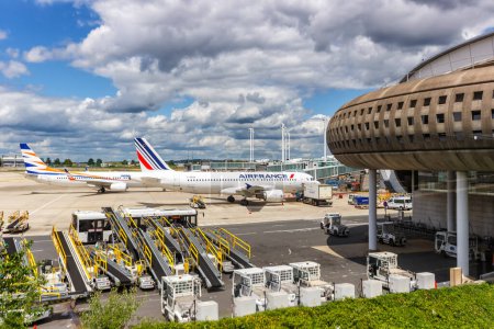 Téléchargez les photos : Paris, France - 6 juin 2022 Avions au terminal 2 de l'aéroport Paris Charles de Gaulle (CDG) en France. - en image libre de droit