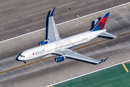 Téléchargez les photos : Los Angeles, États-Unis 4 novembre 2022 Delta Air Lines Boeing 767-300 (ER) avion photo aérienne à l'aéroport de Los Angeles (LAX) aux États-Unis. - en image libre de droit