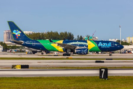 Foto de Fort Lauderdale, Estados Unidos 14 de noviembre de 2022 Azul Airbus A330-200 avión en la librea especial de Nacao Azul en el aeropuerto de Fort Lauderdale (FLL) en Estados Unidos. - Imagen libre de derechos