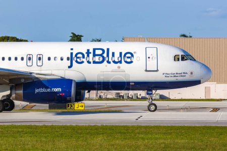 Foto de Fort Lauderdale, Estados Unidos 14 de noviembre de 2022 jetAvión Blue Airbus A320 en el aeropuerto de Fort Lauderdale (FLL) en Estados Unidos. - Imagen libre de derechos