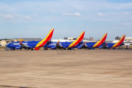 Foto de Dallas, Estados Unidos 9 de noviembre de 2022 Southwest Airlines Boeing 737 airplanes at Dallas Love Field airport (DAL) in the United States. - Imagen libre de derechos