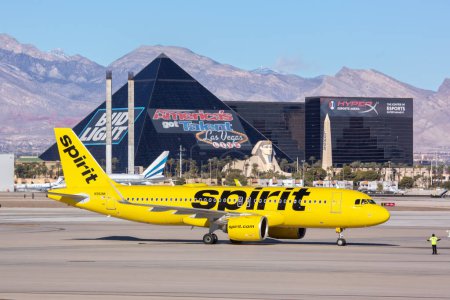 Foto de Las Vegas, Estados Unidos November 9, 2022 Spirit Airbus A320neo airplane at Las Vegas airport (LAS) in the United States. - Imagen libre de derechos