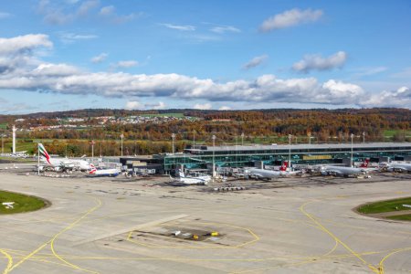 Foto de Zurich, Suiza 16 de noviembre de 2022 Vista aérea de Zurich Airport Terminal Gates E en Suiza. - Imagen libre de derechos