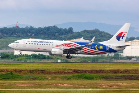 Foto de Kuala Lumpur, Malasia - 5 de febrero de 2023 Malaysia Airlines Boeing 737-800 avión en el Aeropuerto de Kuala Lumpur (KUL) en Malasia. - Imagen libre de derechos