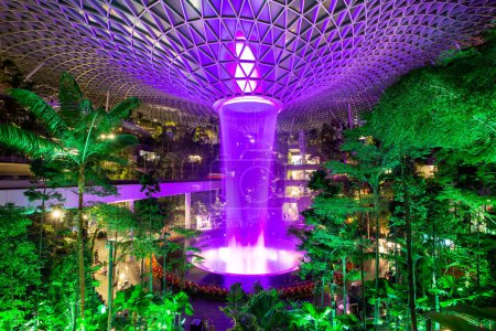 Foto de Changi, Singapur - 2 de febrero de 2023 Waterfall inside Jewel Changi Airport entertainment and retail complex in Singapore. - Imagen libre de derechos
