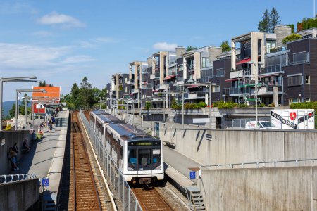 Téléchargez les photos : Oslo, Norvège - 15 août 2022 Metro Tunnelbane à la station Holmenkollen transports en commun à Oslo, Norvège. - en image libre de droit